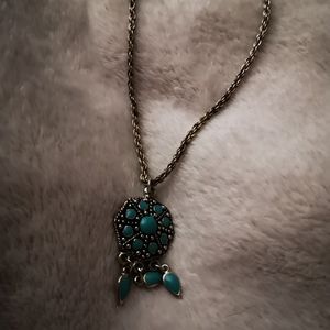 Silver tone necklace with pendant